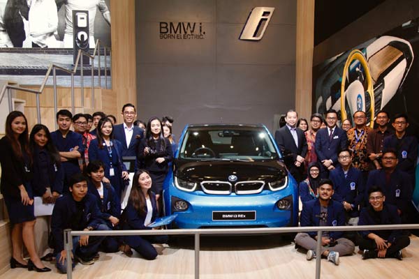  GIIAS 2017: Mobil Listrik BMW i3 Sedot Perhatian Akademisi dan Mahasiswa