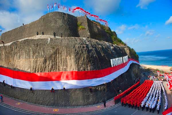  Peringatan HUT Kemerdekaan RI di Pantai Pandawa Bali