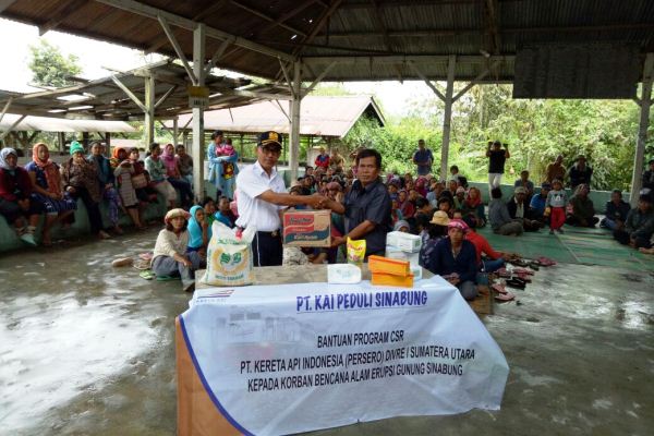  KAI Serahkan Bantuan untuk Pengungsi Sinabung