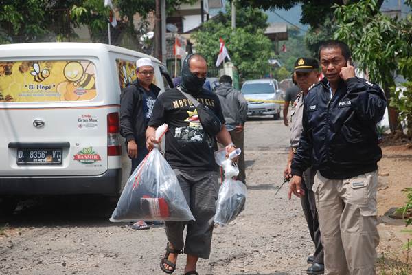  Densus 88 Geledah Rumah Kontrakan di Perumahan Merpati