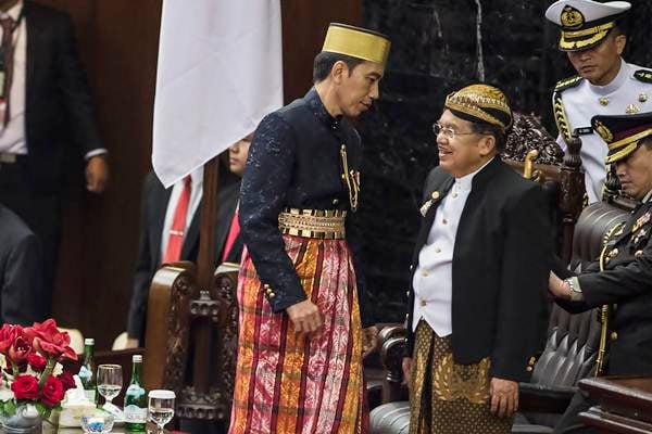  \"BAJU YANG TERTUKAR\" : Ternyata, Presiden dan Wapres Berinisiatif \"Tukar\" Pakaian Adat