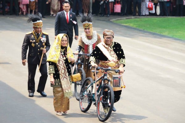  Lima Sepeda dari Presiden Jokowi untuk Busana Adat Terbaik. Ini Peraihnya