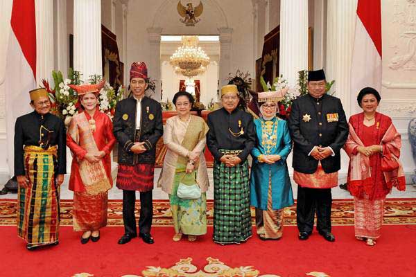  Presiden Jokowi Kenakan Pakaian Adat Bersama Para \"Mantan\"