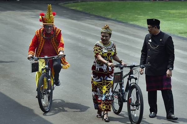  Berbusana Adat Terbaik, Yasonna Laoly Dapat Hadiah Sepeda