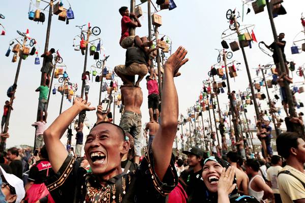  Lomba Panjat Pinang Kolosal di Ancol