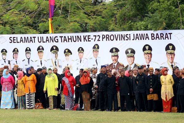  FOTO: HUT Jabar Ke-72, ASN Pakai Baju Adat Sunda Ikuti Apel Besar di Gasibu