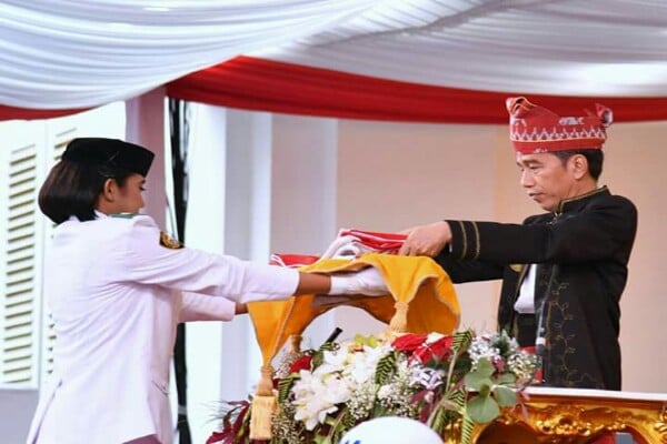  Jokowi Ternyata Punya Cerita Dengan Ruth \'Si Cantik\' Pembawa Baki Bendera