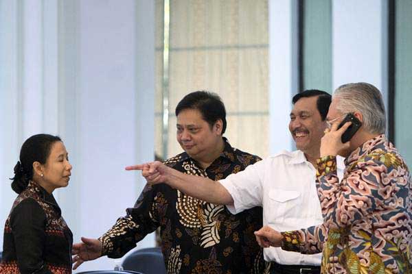 Menko Maritim Luhut B. Pandjaitan (kedua kanan) berbincang dengan Menteri BUMN Rini Soemarno (kiri), Menteri Perindustrian Airlangga Hartarto (kedua kiri) dan Menteri Perdagangan Enggartiasto Lukita (kanan) sebelum rapat terbatas di Kantor Kepresidenan, Jakarta, Rabu (2/8)./ANTARA-Rosa Panggabean