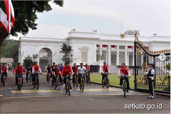  Presiden Joko Widodo Bersepeda dari Istana Merdeka, Serahkan 7.486 Sertifikat Warga Jabodetabek