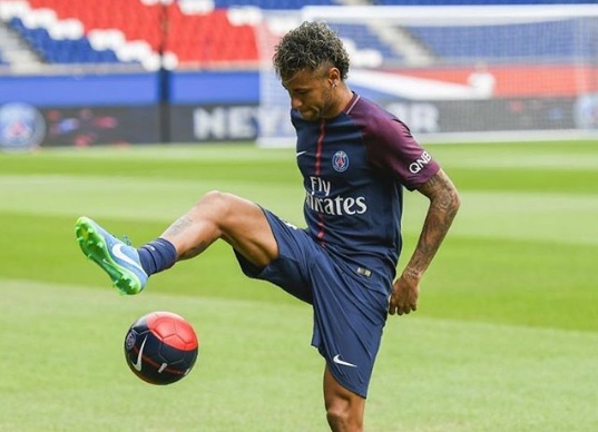 Neymar \'Serang\' Direksi Barcelona
