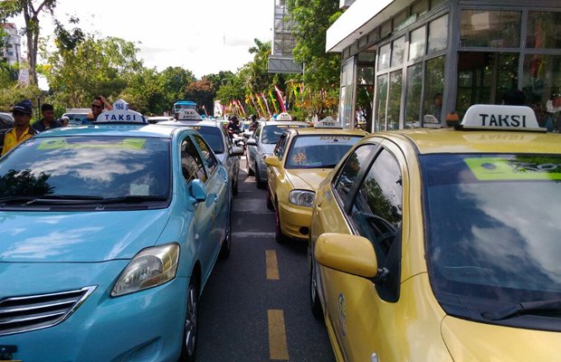  Ricuh Dengan Gojek, Ratusan Supir Taksi Demo di Pekanbaru