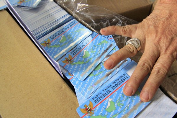 Ilustrasi - Petugas memerlihatkan blanko e-KTP yang diterima saat pendistribusian di Kantor Dinas Kependudukan dan Catatan Sipil Kota Bandar Lampung, Lampung, Rabu (12/4)./Antara-Ardiansyah
