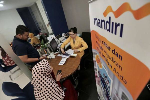 Karyawan melayani nasabah di salah satu kantor cabang Bank Mandiri, di Jakarta, Senin (9/1)./JIBI-Nurul Hidayat