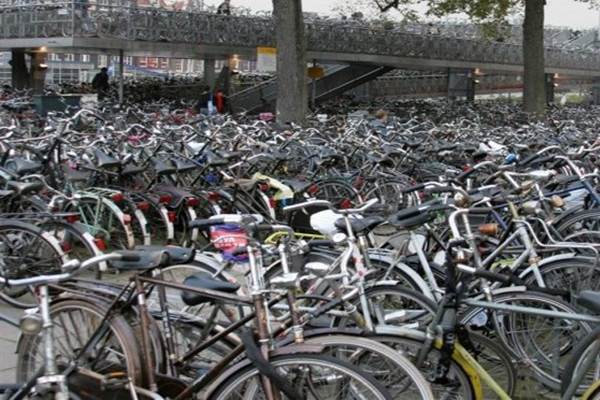 Tempat parkir sepeda di Amsterdam Belanda./Reuters