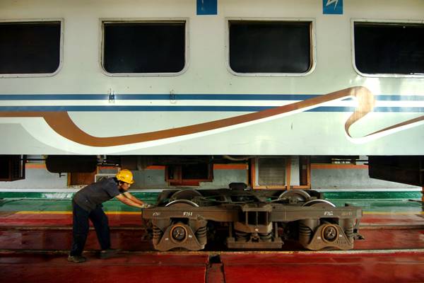Pekerja melakukan perawatan gerbong KA penumpang di Balai Yasa Tegal, Jawa Tengah, Selasa (6/6)./Antara-Oky Lukmansyah