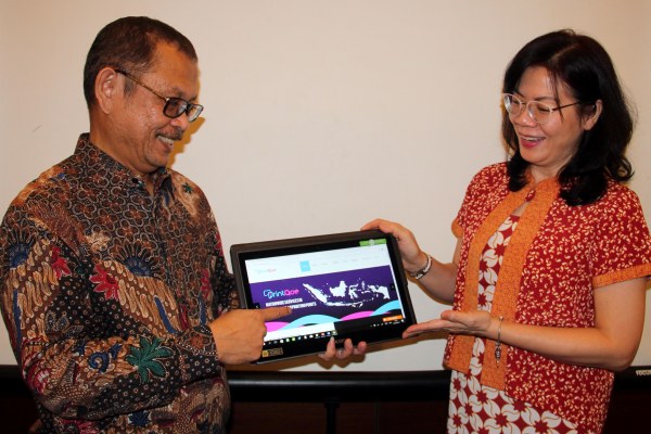 Presiden Direktur PT Astragraphia Xprins Indonesia (AXI) Sahat M Sihombing (kiri) bersama Planning & Marketing Division Head Suyanni Sapoetro menjelaskan tentang produk jasa layanan cetak digital sesuai permintaan dan keperluan pengadaan kebutuhan kantor secara online kepada wartawan di Denpasar, Selasa (22/8/2017)./Ema Sukarelawanto