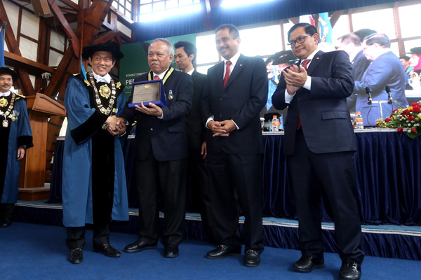  FOTO: Tiga Menteri Terima Penghargaan dari ITB