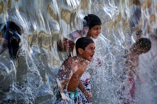 Anak-anak bermain air./Reuters-Pilar Olivares