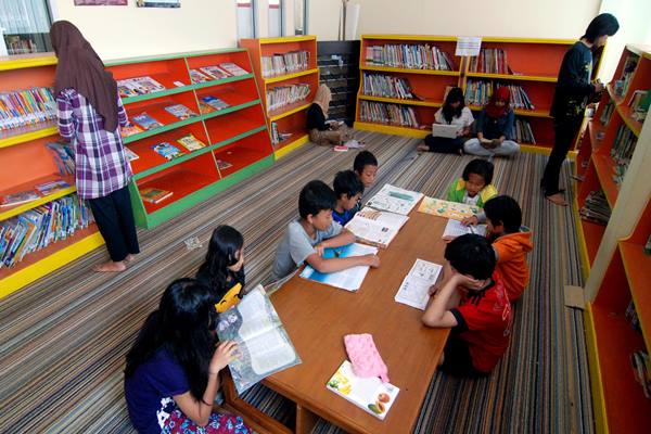  PT TPS Sumbang Ratusan Buku bagi Taman Bacaan Surabaya