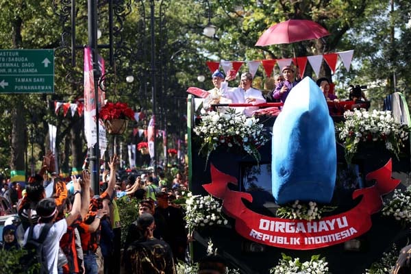  FOTO: Presiden Jokowi Pimpin Karnaval Kemerdekaan di Bandung