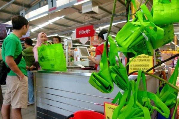  Ribuan Tas Pakai Ulang Dibagikan di Car Free Day