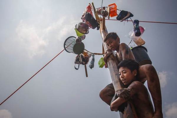  Ikut Lomba Panjat Pinang, Pria Ini Malah Terjatuh Saat Coba Ambil Hadiah