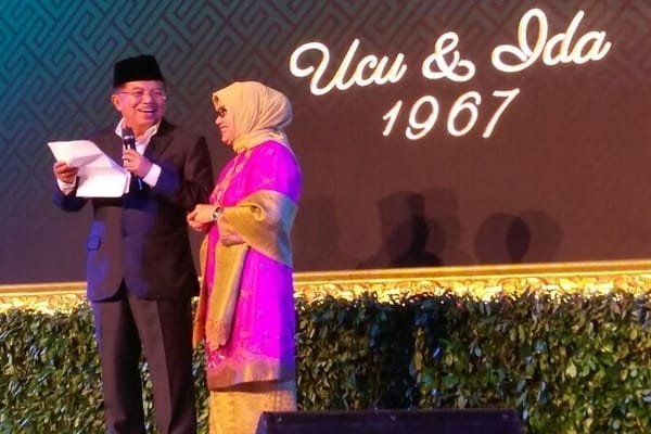  PERNIKAHAN SETENGAH ABAD: Ini Puisi Romantis Wapres JK