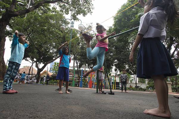Sejumlah anak bermain permainan tradisional Lompat Karet di Ruang Publik Terpadu Ramah Anak (RPTRA) Amir Hamzah di Jalan Taman Amir Hamzah, Pegangsaan, Menteng, Jakarta Pusat/Antara-Widodo S. Jusuf
