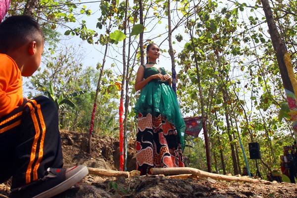  Peragaan Busana Batik di Hutan Jati