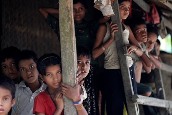  Tragedi Rohingya: Jenazah Wanita dan Anak Kecil Mengapung di Sungai Naf