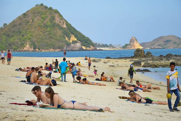  Pantai Kuta Lombok Tengah Banyak Dikunjungi Wisman