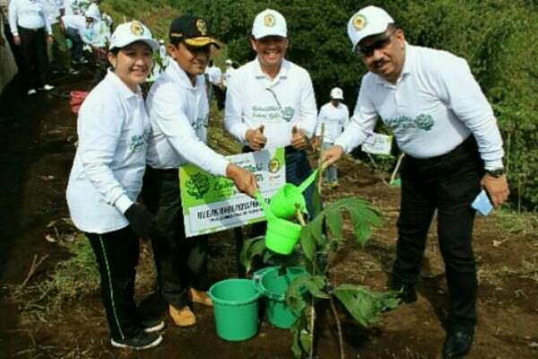  Cegah Longsor, APP Sinarmas Tanam Ribuan Pohon di Lembang