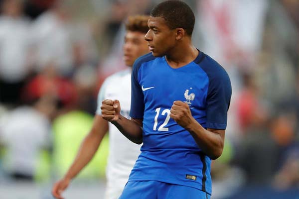  Kylian Mbappe Resmi Milik PSG