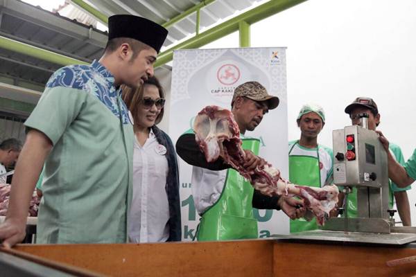  Cap Kaki Tiga Berbagi Daging Kurban