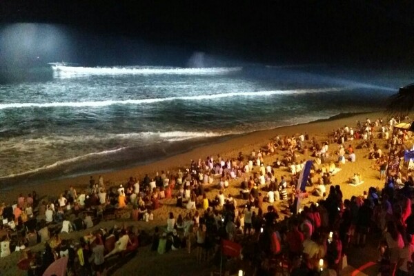  Ada Aksi Selancar Malam di Pantai Berawa Bali