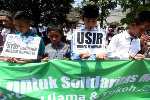  FOTO: Aksi Solidaritas Mengutuk Pembantaian Muslim Rohingya di Bandung