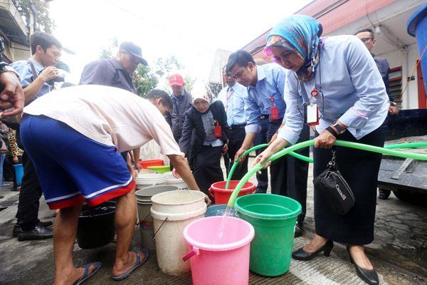  FOTO: PDAM Tirtawening Bagikan Air Bersih Secara Gratis