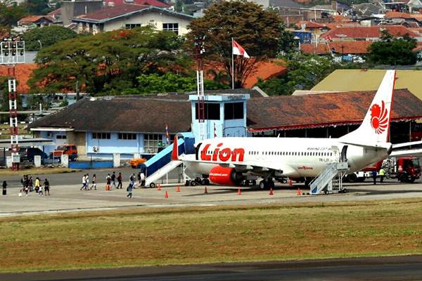 Penumpang menuju pesawat  Lion Air di Bandara Husein Sastranegara, Bandung, Jawa Barat, Selasa (5/9/2017)./JIBI-Rachman