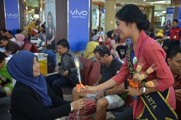  Bandara Adisutjipto Bagikan 1.000 Bunga