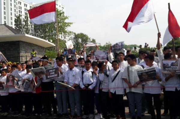  300 Pelajar Gelar Aksi Keprihatinan Pembantaian Rohingya di Gedung Sate