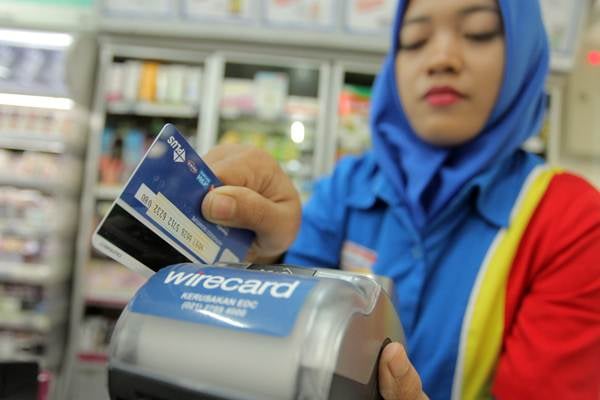  Ini Alasan Kasir Tetap Menggesek Kartu Kredit atau Debit Sampai Dua Kali