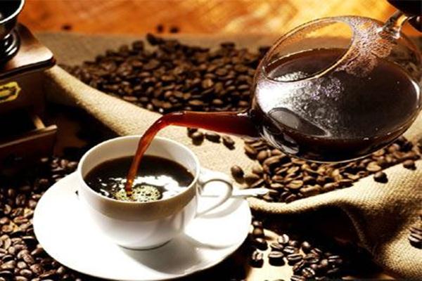  Menyeruput Seduhan Kopi dari Filter Tenun Gedog