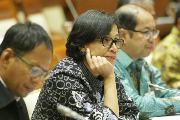Menteri Keuangan Sri Mulyani Indrawati (tengah) mendengarkan pertanyaan saat rapat kerja dengan Komisi VI DPR, di Jakarta, Rabu (30/8)./JIBI-Dedi Gunawan 