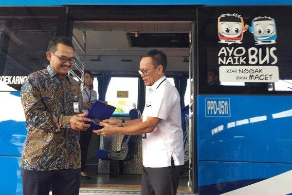  ANGKUTAN UMUM  : Transjabodetabek Premium Sasar Pengguna Mobil