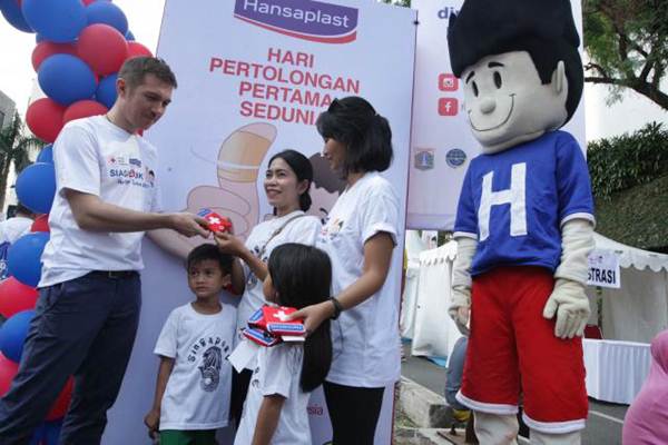  Hansaplast Bagikan Dompet Pertolongan Pertama