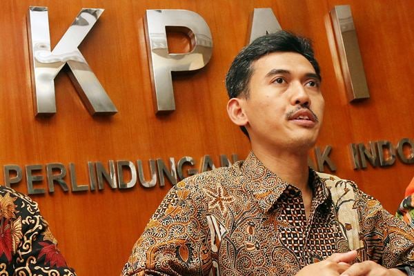 Ketua Komisi Perlindungan Anak Indonesia (KPAI), Asrorun Niam memberikan keterangan kepada wartawan atas penanganan kasus cyber pornografi pada media sosial Facebook, di Jakarta, Selasa (21/3)./Antara-Rivan Awal Lingga