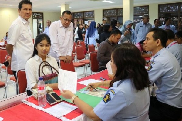  Menteri PAN-RB Meninjau Verifikasi Tes CPNS di Denpasar