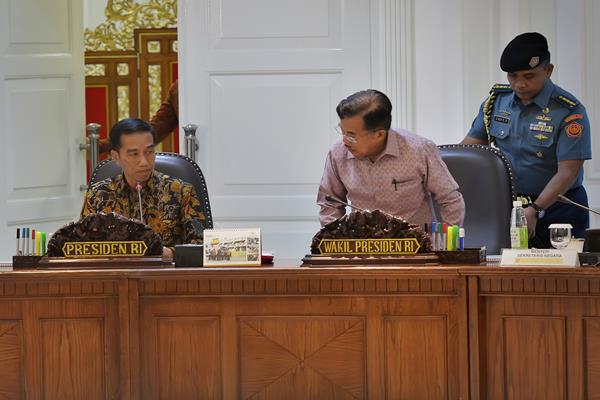 Presiden Joko Widodo (kiri) didampingi Wapres Jusuf Kalla (kanan) memimpin rapat terbatas bersama Menteri Kabinet Kerja membahas peningkatan investasi swasta di Kantor Presiden, Jakarta, Selasa (19/7)./Antara