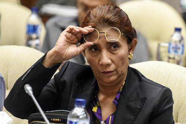  Gaya Susi Pudjiastuti Saat Raker Dengan Komisi IV DPR