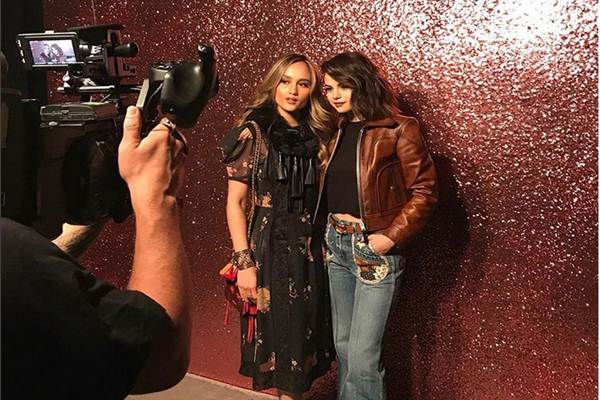  Cinta Laura Pamer Foto Bareng Selena Gomez